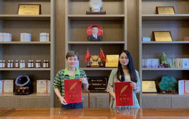 祝賀江西撫州市潘女士成功簽約翌芙萊加盟商！