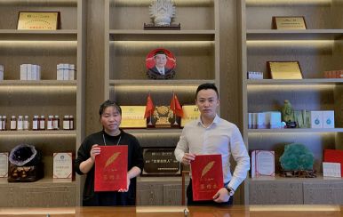 恭喜廣東潮州市潮安區(qū)龔女士成功簽約翌芙萊祛斑加盟店。