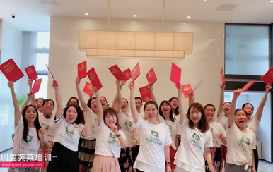 淚聚是緣。愛心成就翌芙萊，我們圓滿畢業(yè)啦！